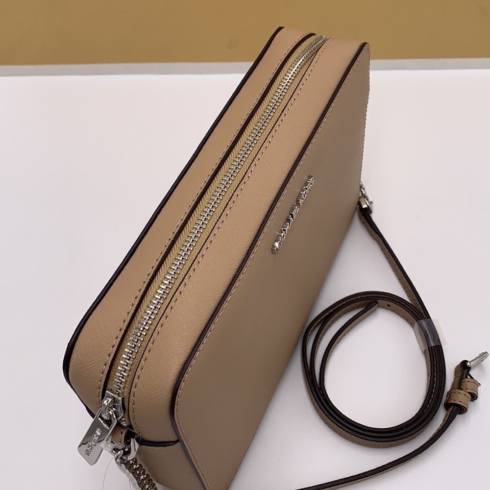 Michael Kors Jet Set Item Large East West Zip Crossbody Leather Camel
NWT - Picture 5 of 16